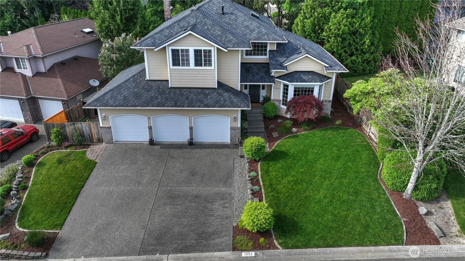 Property Photo: 1952 S 371st Pl WA 98003