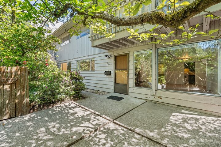 Property Photo:  5044  Sand Point Way NE  WA 98105 