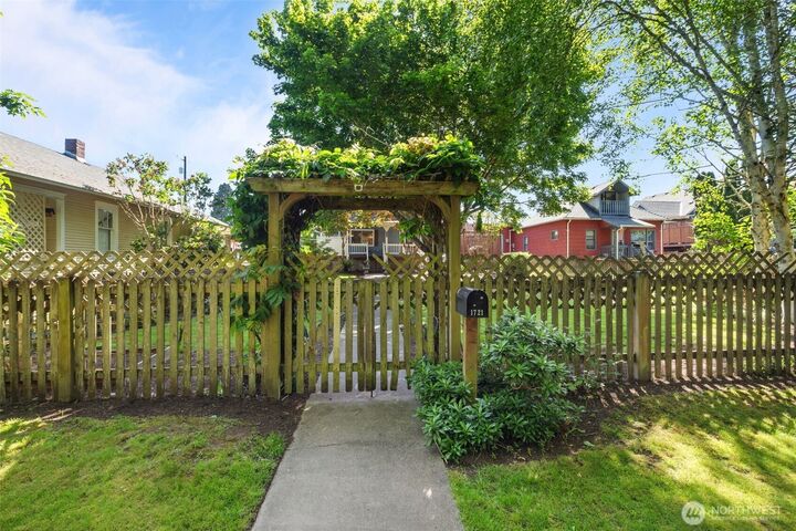 Property Photo:  1721  McDougall Avenue  WA 98201 