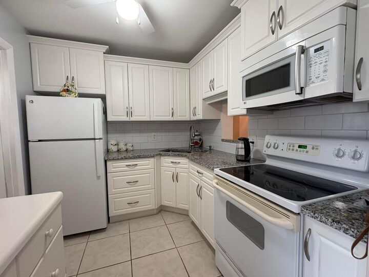 Property Photo:  108 NE 20th Avenue NE 206  FL 33435 