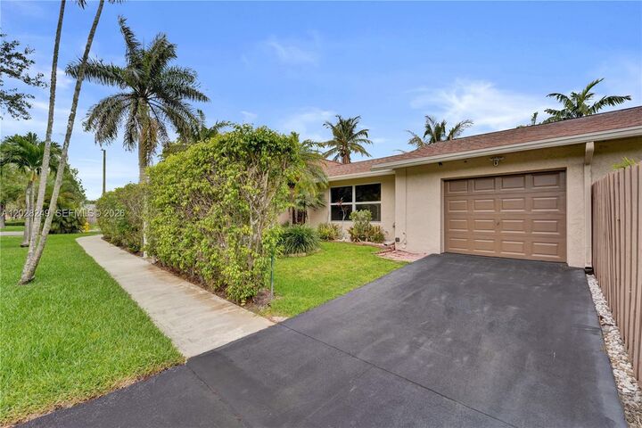 Property Photo: 417 SE 4th St FL 33004