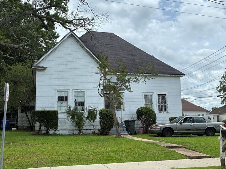 Property Photo:  300 N Lena St  AL 36303 