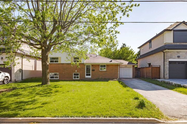 Property Photo: 2420 Edenhurst Drive ON L5A 2K9