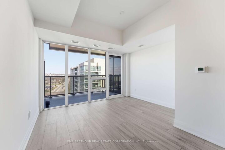 Property Photo: 1035 Southdown Road 1812 ON L5J 0A2