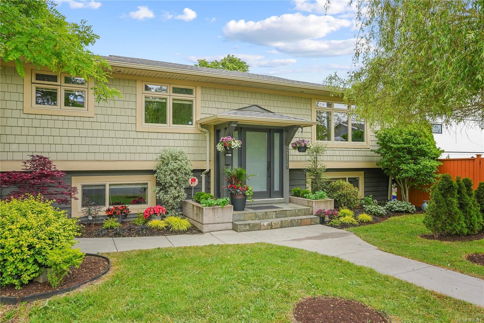 Property Photo: 2112 Pentland Rd BC V8S 2W4