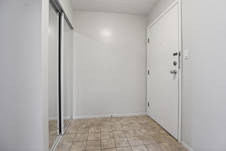 Property Photo: 1410 Blackwood Street 203 BC V4B 3V4
