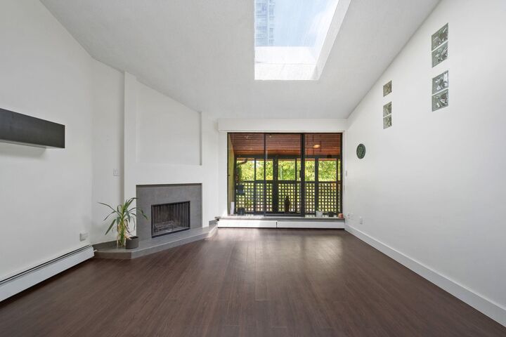 Property Photo:  141 W 13th Street 304  BC V7M 1N5 