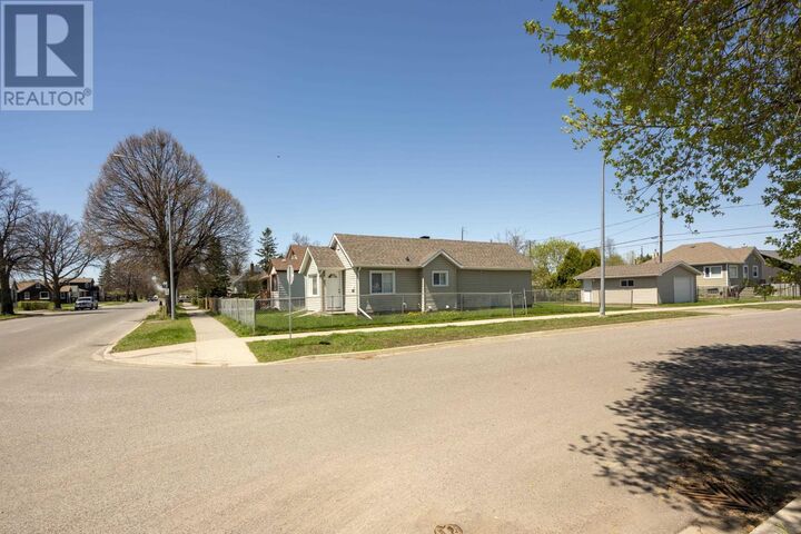 Property Photo:  1401 Frederica St W  ON P7E 3Y7 