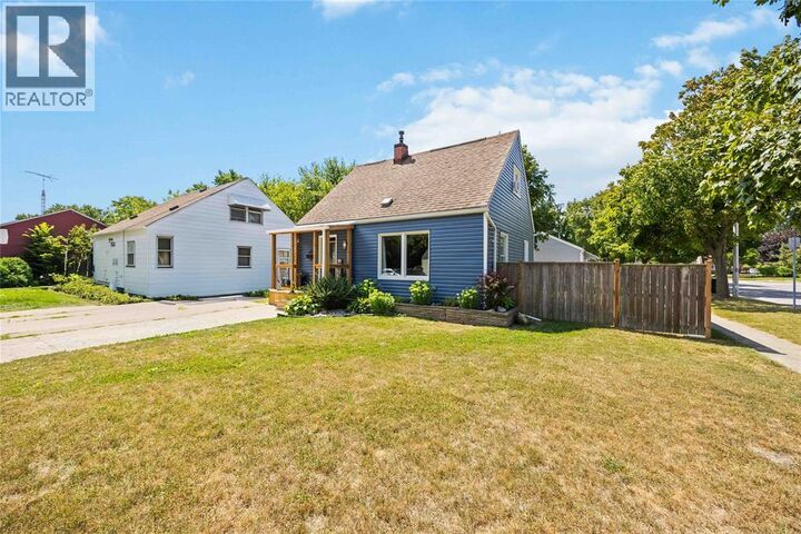 Property Photo:  143 Walnut Street North  ON N7T 4K2 