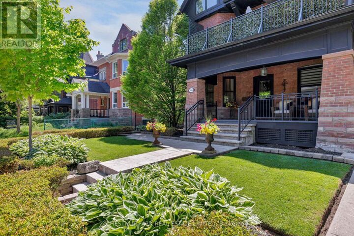 Property Photo:  386 Palmerston Boulevard  ON M6G 2N6 