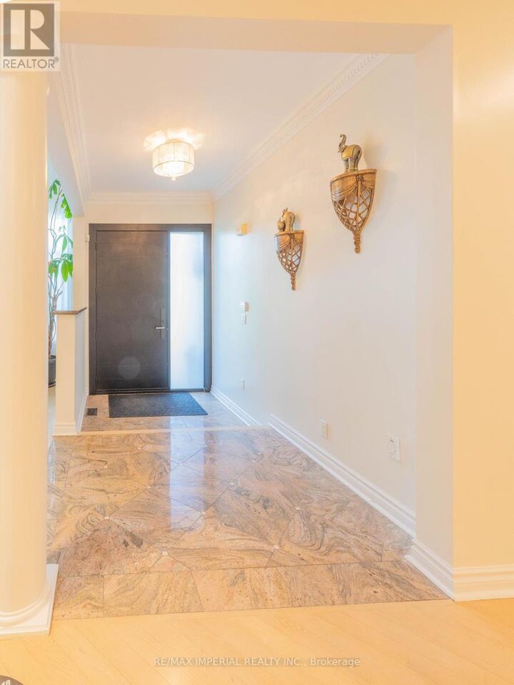 Property Photo:  2 Farnham Drive  ON L4B 4B4 