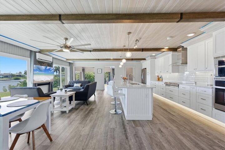 Property Photo:  108 Buckeye Avenue NW  FL 33952 