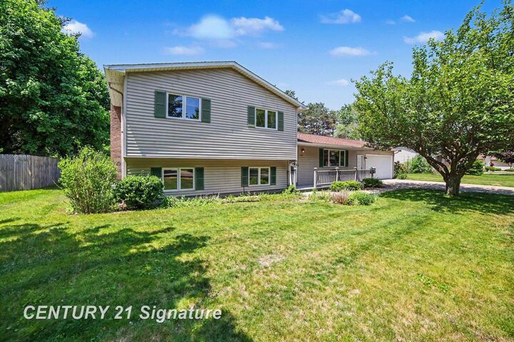 Property Photo:  4403 Robinhood Terrace  MI 48642 