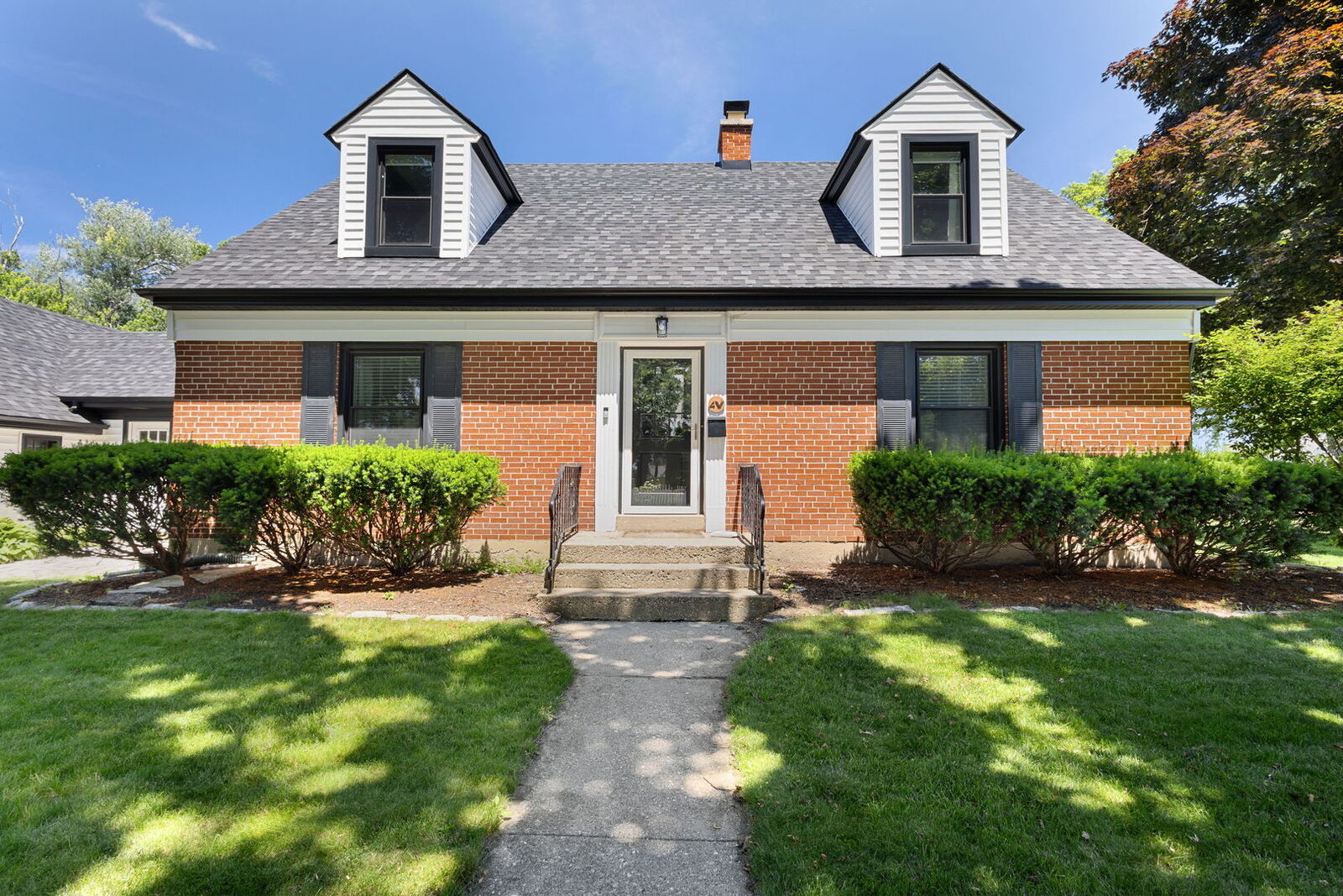 Property Photo:  4 W Monroe Street  IL 60181 