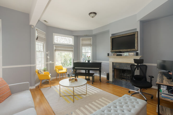 Property Photo:  1425 W Henderson Street 2  IL 60657 
