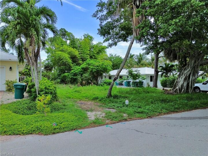 Property Photo: 3037 Coco Ave FL 34112