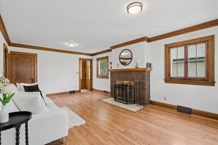 Property Photo:  950 Hawthorne Avenue E  MN 55106 