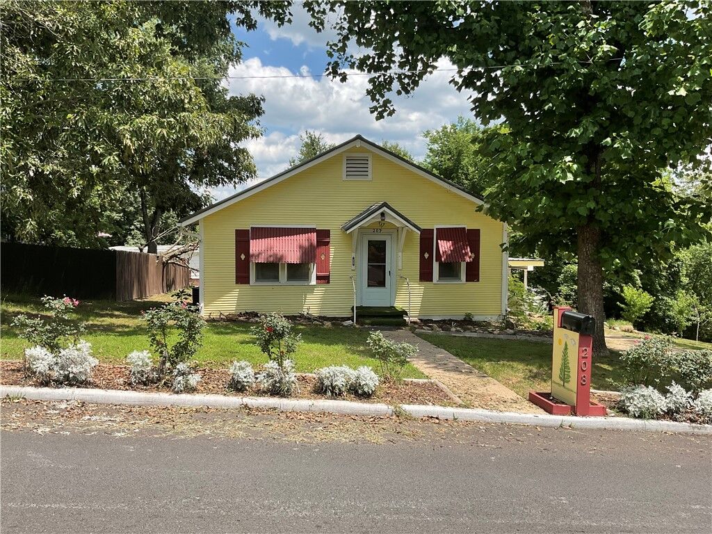 Property Photo:  203 N Pine Street  AR 72601 