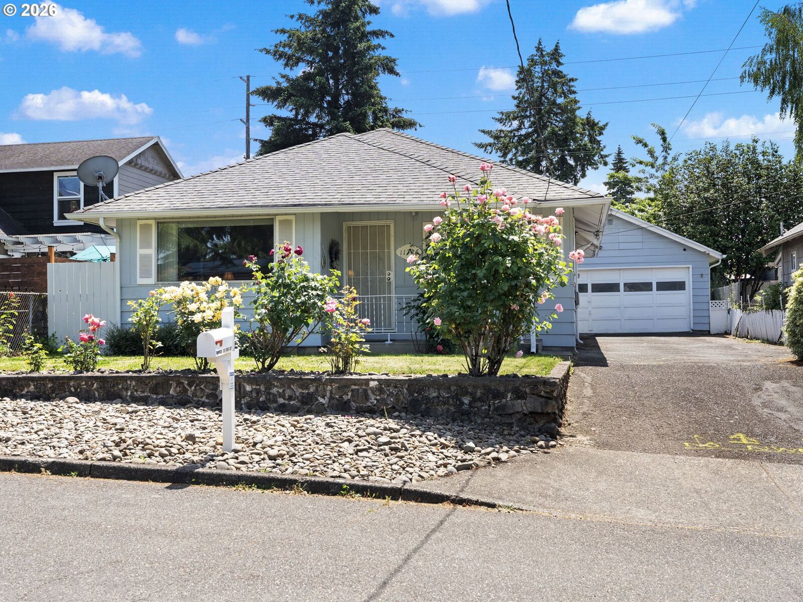 Property Photo:  11726 SE Oak St  OR 97216 