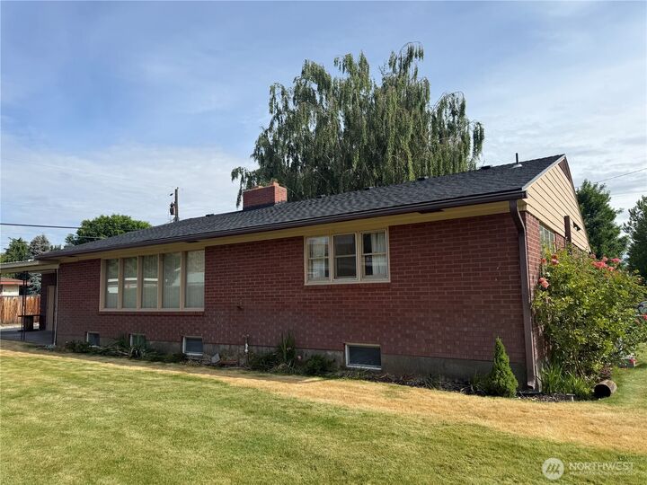 Property Photo: 608 W Division WA 98823