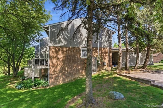 Property Photo:  868 Yorktown Court  MI 48167 