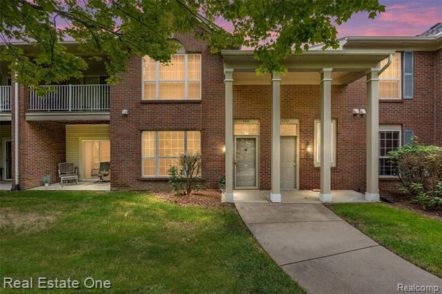 Property Photo: 4104 Chesapeake Circle MI 48390