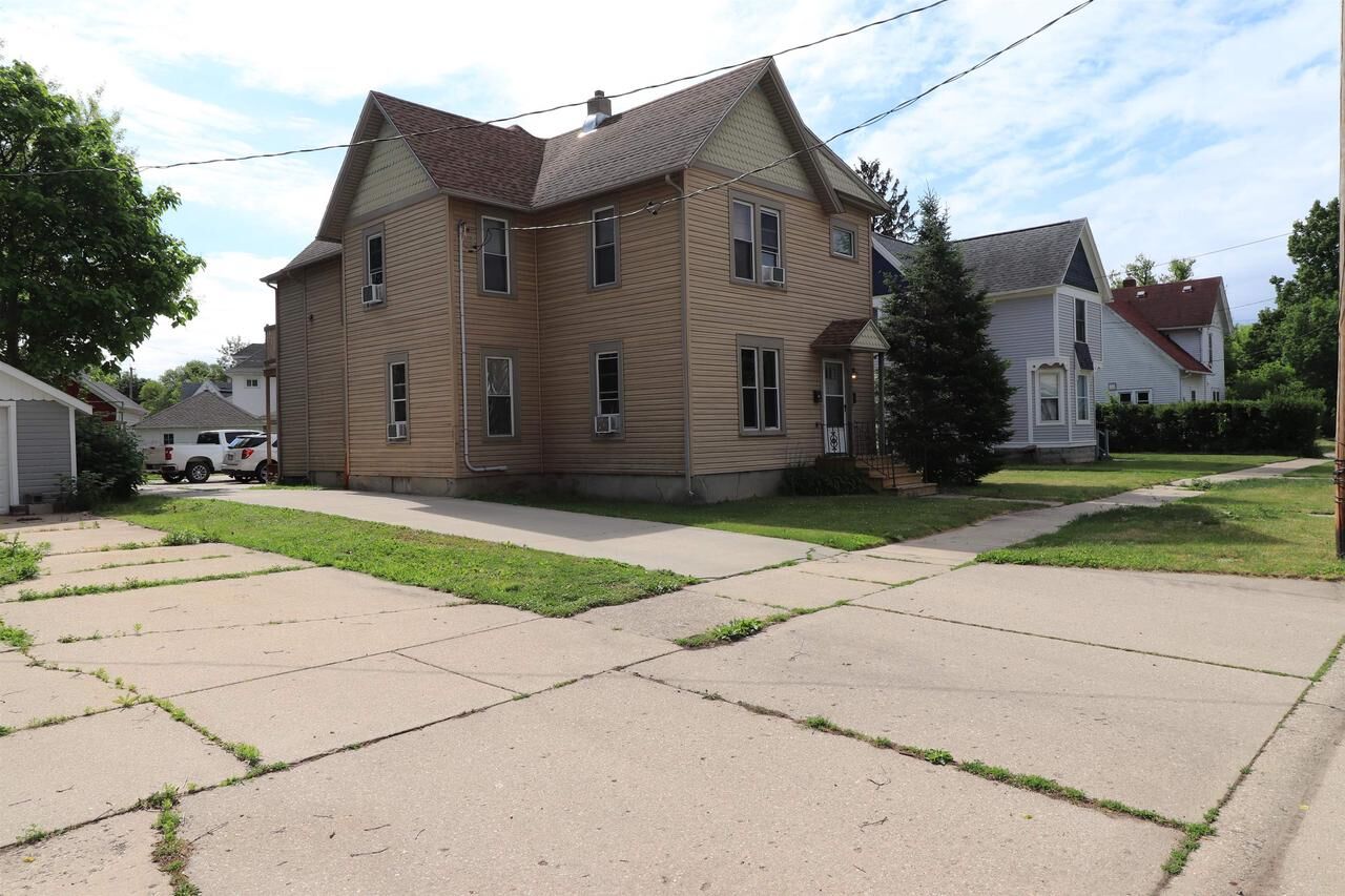 Property Photo:  612 Yuba Street  WI 53545 