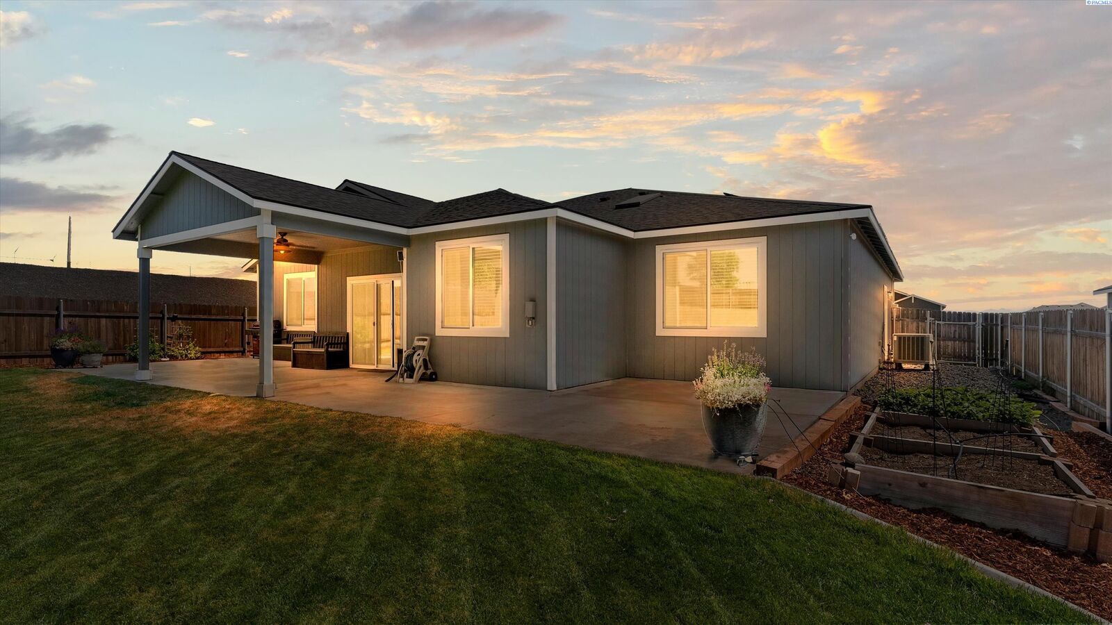 Property Photo:  1469 13th St  WA 99320 