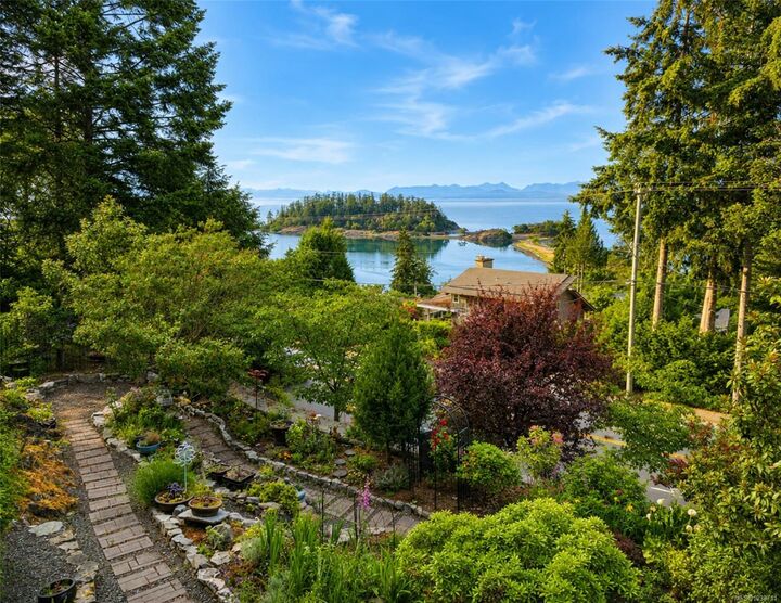 Property Photo: 3583 Hammond Bay Rd BC V9T 1E8