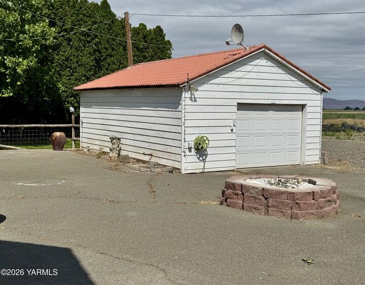 Property Photo:  4201 McDonald Rd  WA 98948 