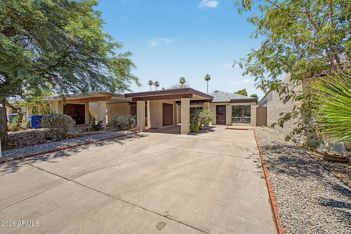 Property Photo:  564 E Royal Palms Drive  AZ 85203 