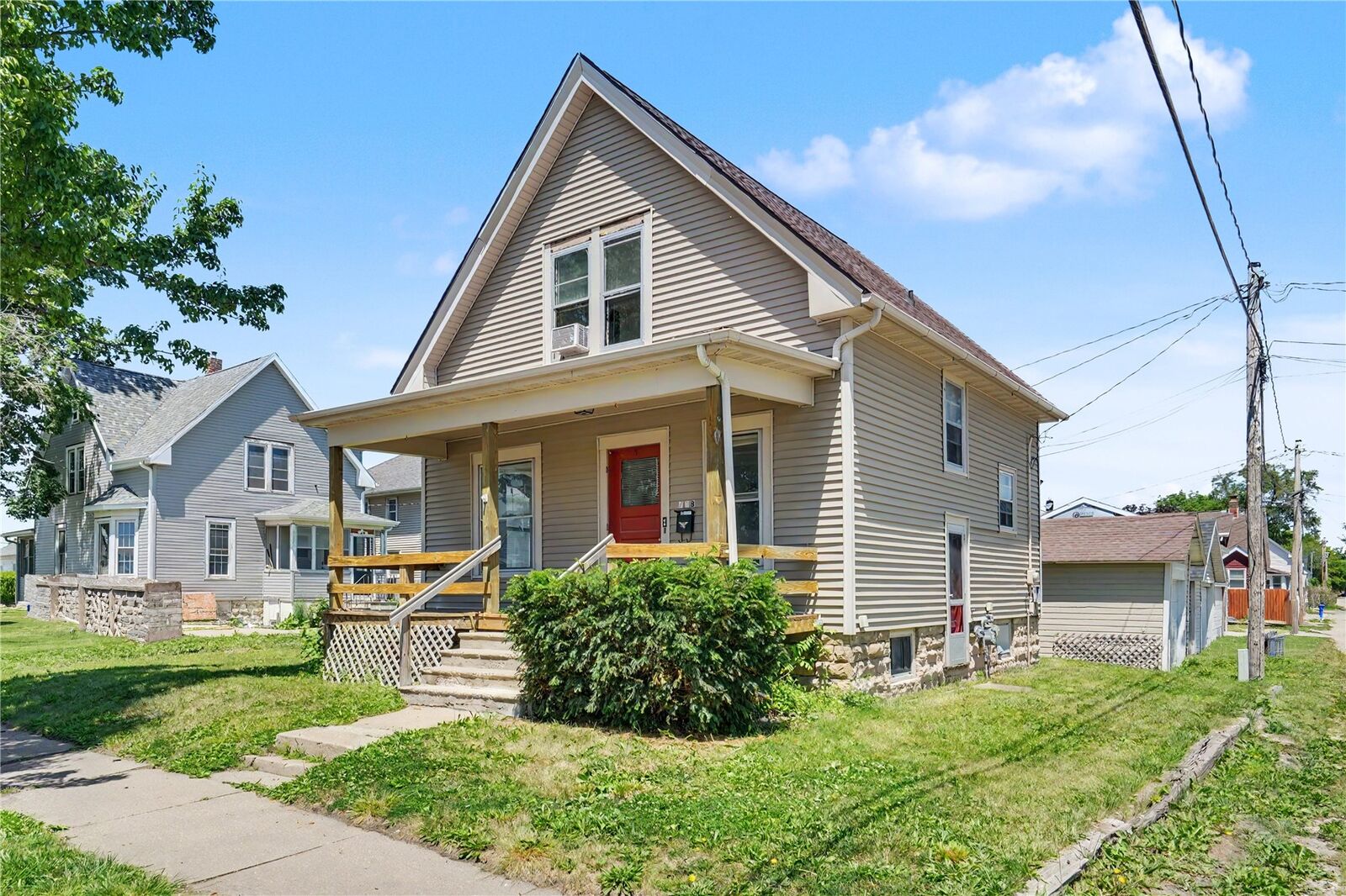 Property Photo:  718 10th Ave SW  IA 52404 