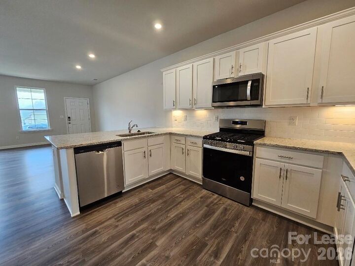 Property Photo:  5416 Kinsbridge Drive  NC 28227 
