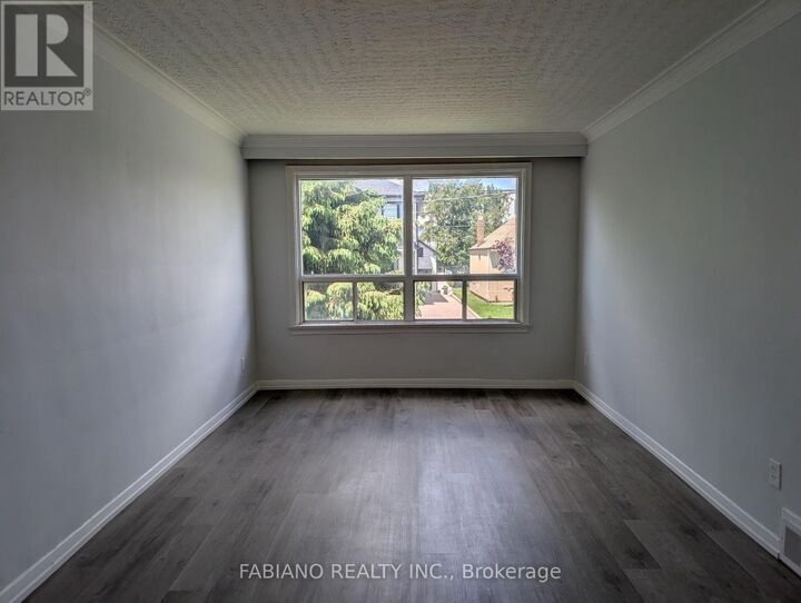 Photo de la propriété: 5 Hertford Avenue 2 ON M6M 1S1
