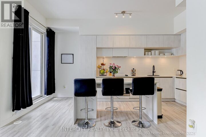 Property Photo:  11 David Eyer Road 1504  ON L4S 0N3 