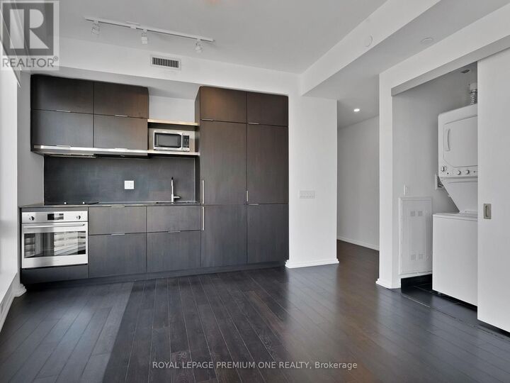Property Photo:  197 Yonge Street 1412  ON M5B 1M4 
