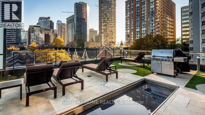 Property Photo:  75 St Nicholas Street 1802  ON M4Y 0A5 