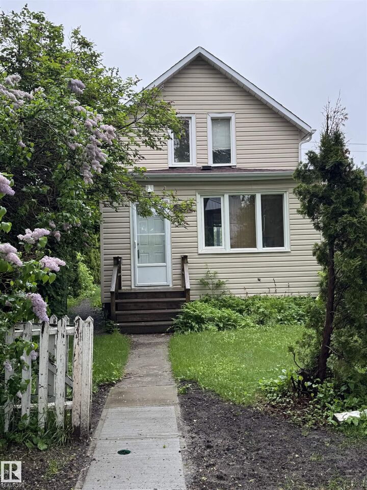 Photo de la propriété:  9740 87 Avenue NW  AB T6E 2N4 