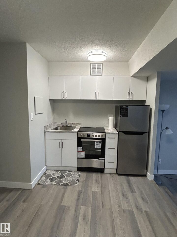 Property Photo: 10160 114 Street NW 714 AB T5K 2L2