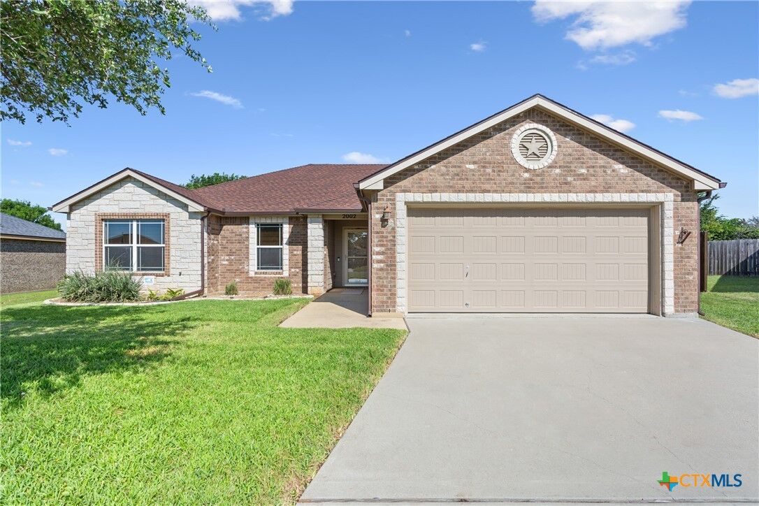 Property Photo: 2002 Jefferson Court TX 76513