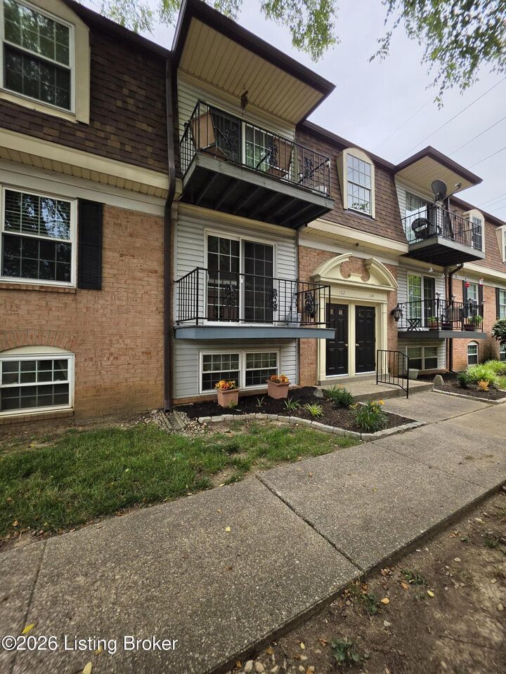 Property Photo:  102 Algiers Ct 3  KY 40218 