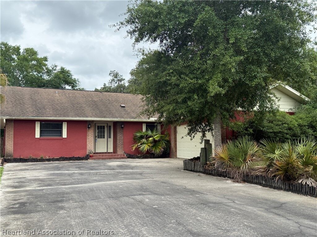 Property Photo: 3260 Popinjay Avenue FL 33852