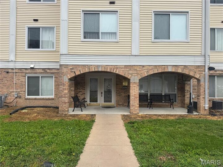 Property Photo: 942 Guelbreth Lane 208 MO 63141