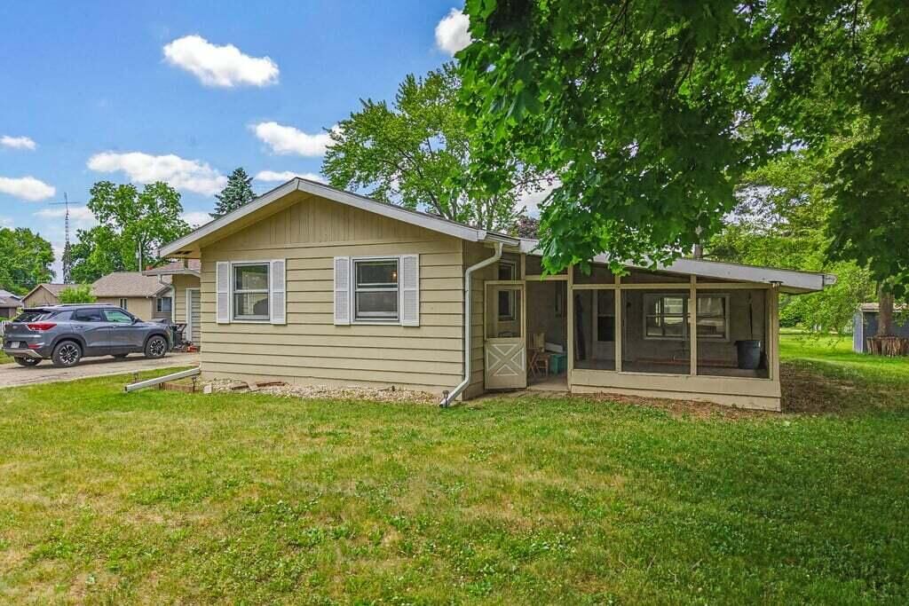 Property Photo:  325 Summer St  WI 53115 
