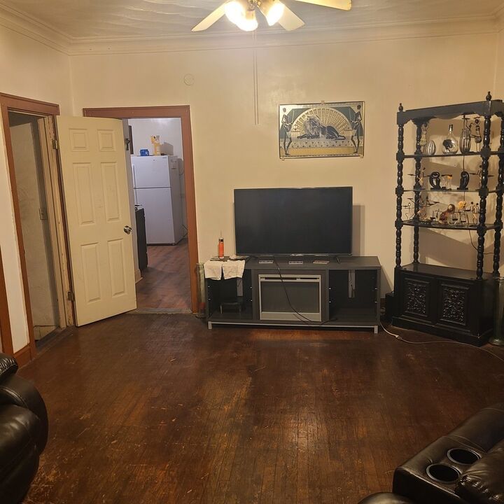 Property Photo:  