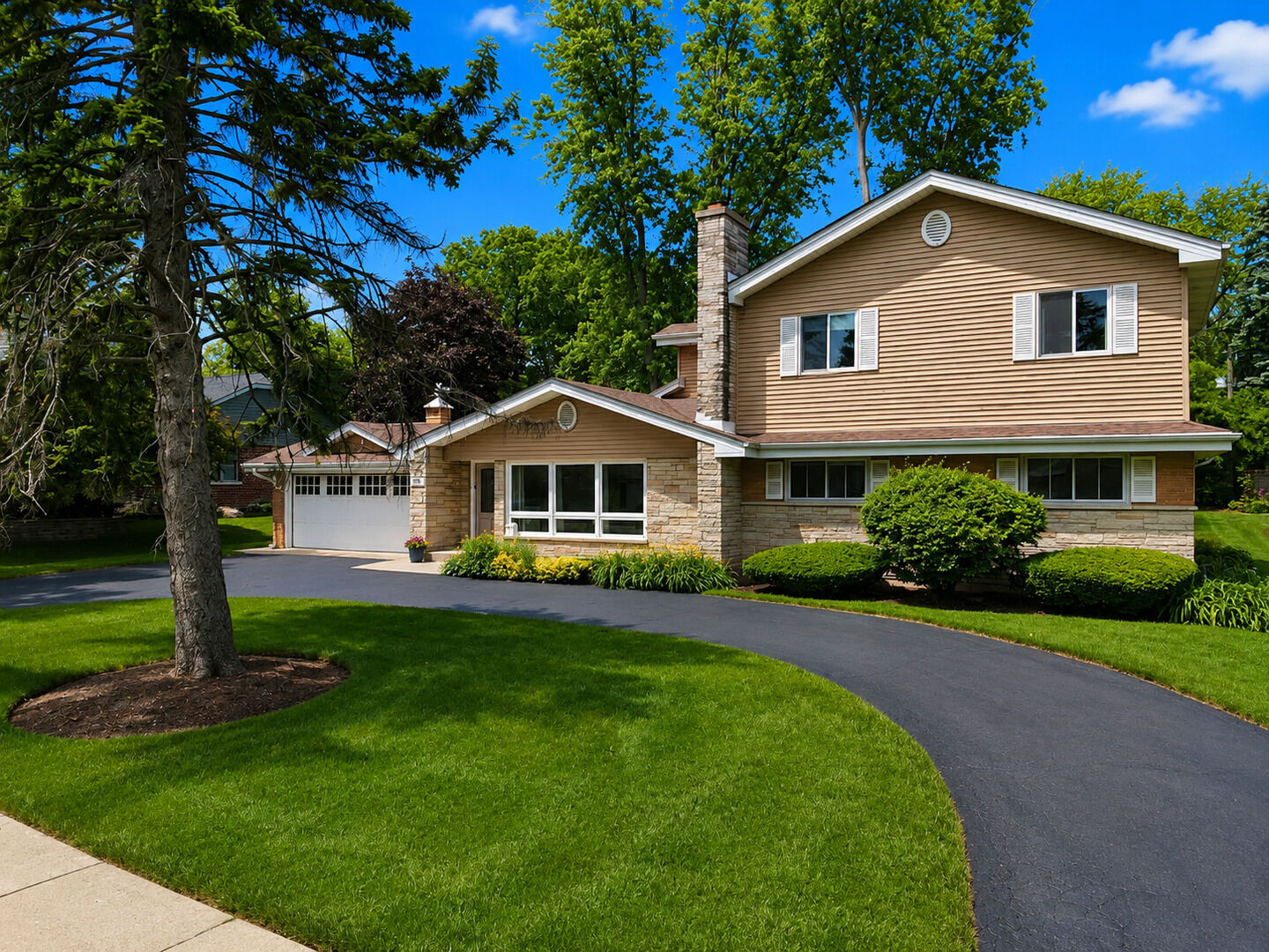Property Photo: 606 Country Club Drive IL 60143