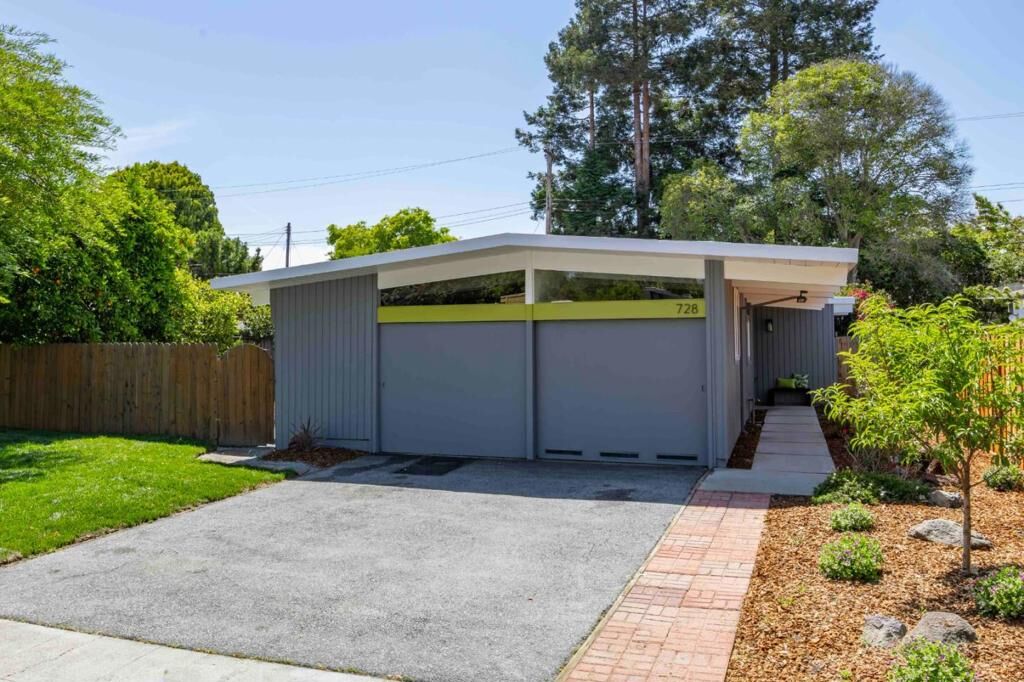 Property Photo:  728 Seminole Way  CA 94303 