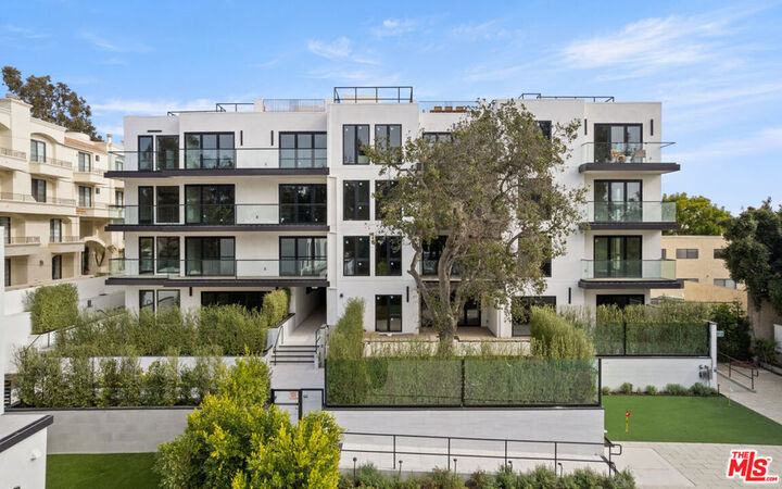 Property Photo:  505 S Barrington Avenue 404  CA 90049 
