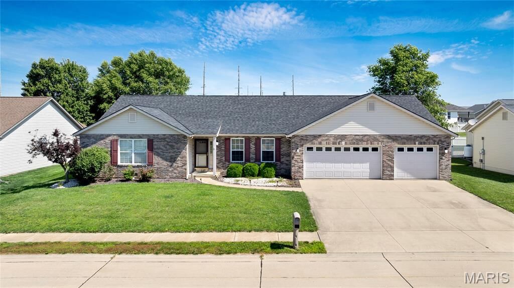 Property Photo:  1041 W Fallen Lake Drive  IL 62298 