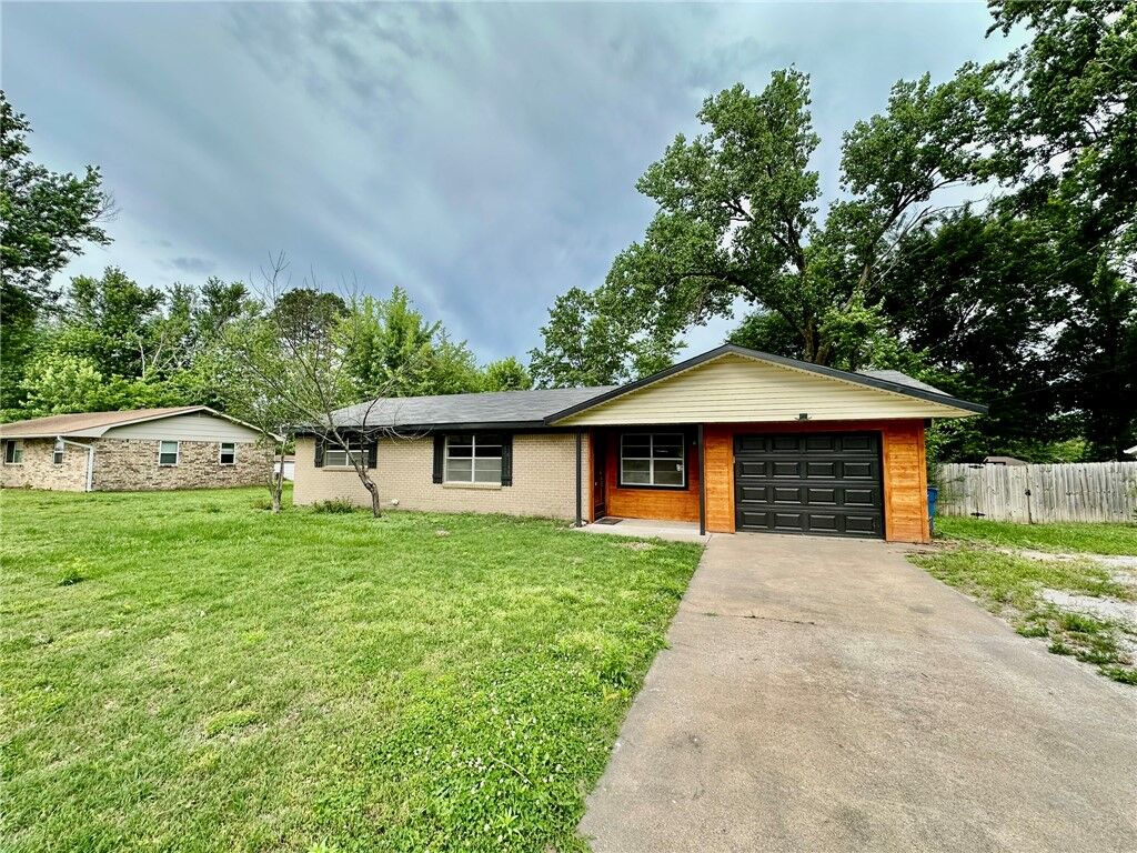 Property Photo: 1202 SE E Street AR 72712